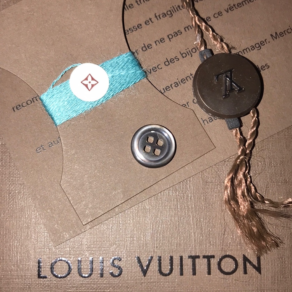 Louis Vuitton Button - Picture 4 of 5